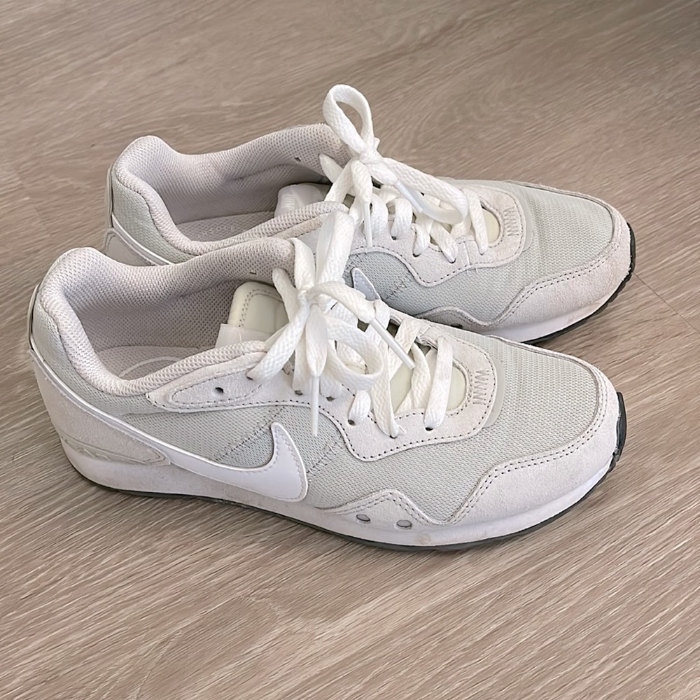 NIKE venture runner sneakers